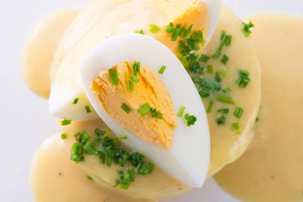 Senf-Eier sind ein Klassiker der deutschen Küche. Aufgepeppt und frittiert schmecken sie gleich doppelt so gut. 
