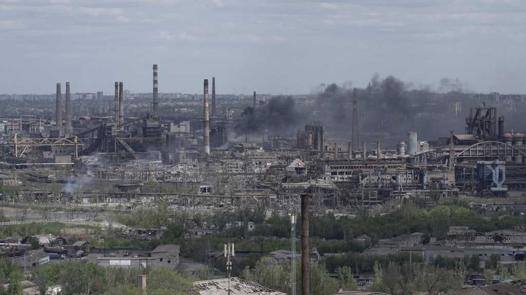 Rauchschwaden stiegen während russischen Beschusses des Stahlwerks in Mariupol auf.
