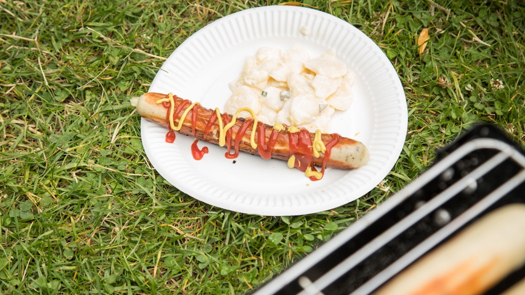 Sowohl in Wurst, Soße und Kartoffelsalat befindet sich Zucker. Lieber seltener genießen.