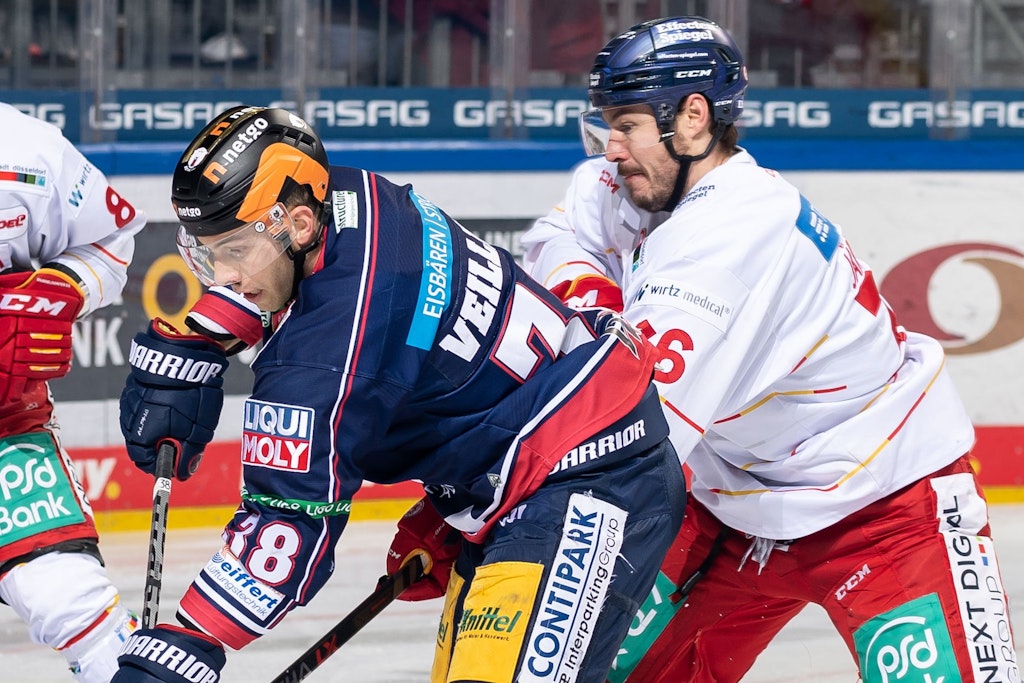 In der vergangenen Saison versuchte Marco Nowak, Eisbär Yannick Veilleux irgendwie zu stoppen, jetzt hält er ihm den Rücken frei.