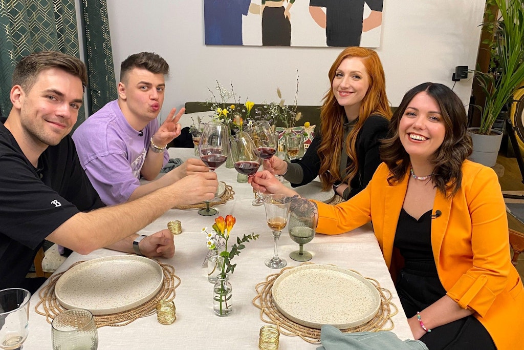 Die Social-Media-Stars Max, Papaplatte, Lara Loft und Malwanne beim perfekten Promi-Dinner.