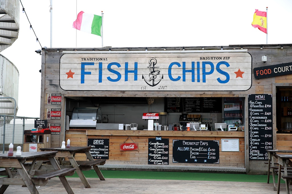 Ein Fish & Chips-Stand im Badeort Brighton: Für Fisch mit Pommes und Erbspüree werden 7,50 Pfund fällig, fast 8,90 Euro. Das verschreckt die Kunden.