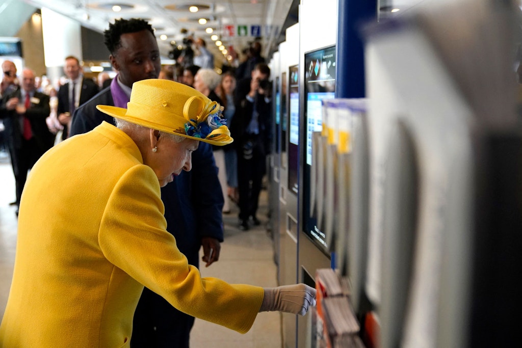 Die Queen ganz in Gelb an der Paddington Station in London. Nächste Woche soll die Elizabeth Linie eröffnet werden. Eine Fahrkarte braucht die Queen aber nicht wirklich.