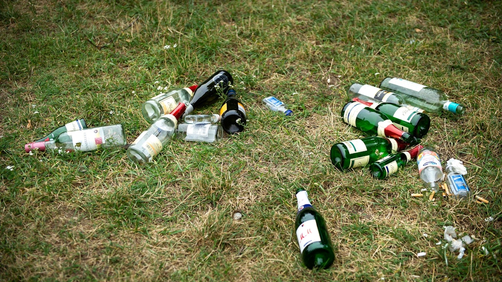 Nach den Party-Nächten am Wochenende liegen viele Berliner Parks voller Müll.