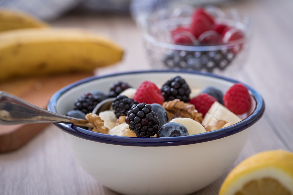 Den süßen Zahn mit frischen Früchten zufriedenzustellen ist gesünder, als einen Schokoladenriegel zu snacken.
