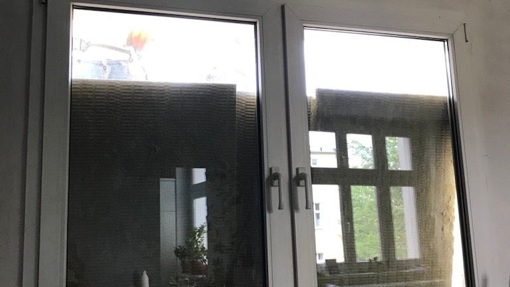 Als dieses Foto entstand, war das Fenster schon fast völlig durch das nebenan entstehende neue Haus verdunkelt.