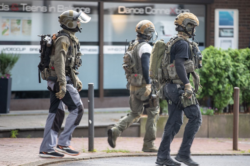 Drei Beamte eines Spezialeinsatzkommandos bei einem Einsatz im Zusammenhang mit dem vereitelten mutmaßlichen Terroranschlag in einem Essener Gymnasium.