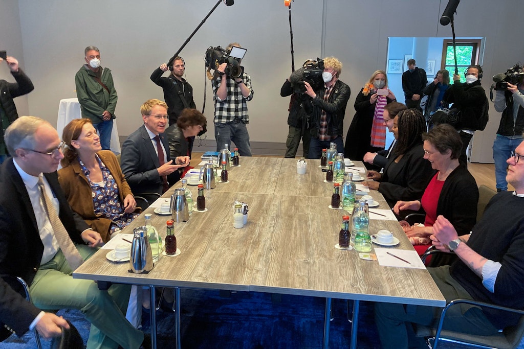 Beginn der schwarz-grünen Sondierung in Kiel. CDU-Fraktionschef Tobias Koch (l.) erschien in grünen Hosen.