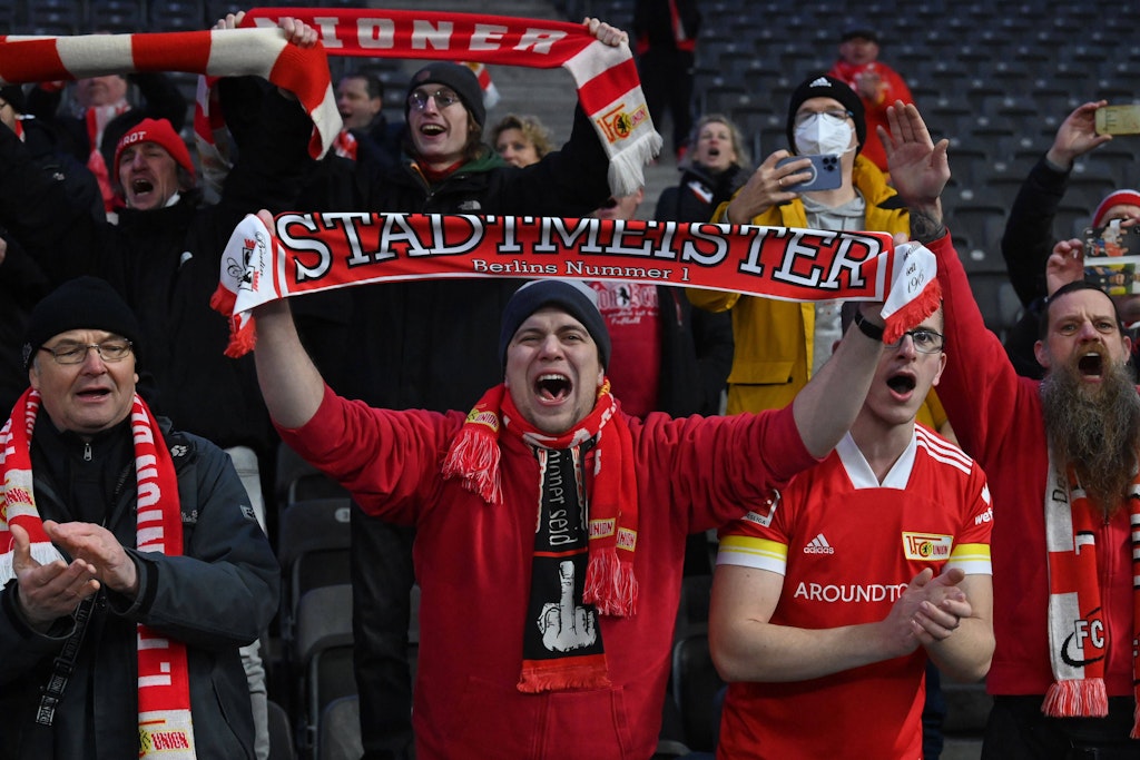 Ein Schal sagt mehr als 1000 Worte: Ein Union-Fan feiert stolz mit seinem Stadtmeister-Schal einen Sieg der Eisernen im Olympiastadion.