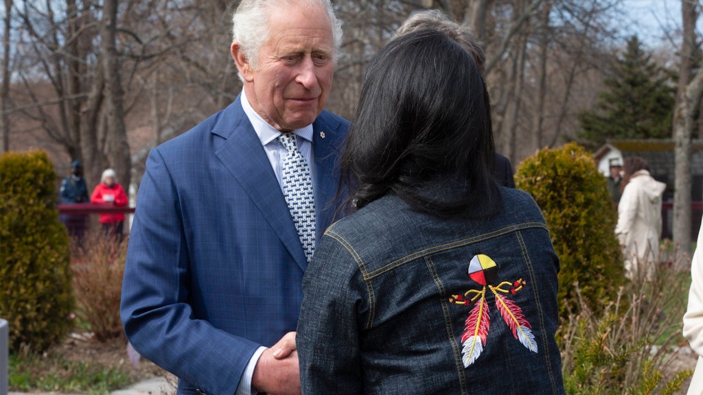 Prinz Charles spricht mit einem Überlebendem des Schulsystems in Stöhnst