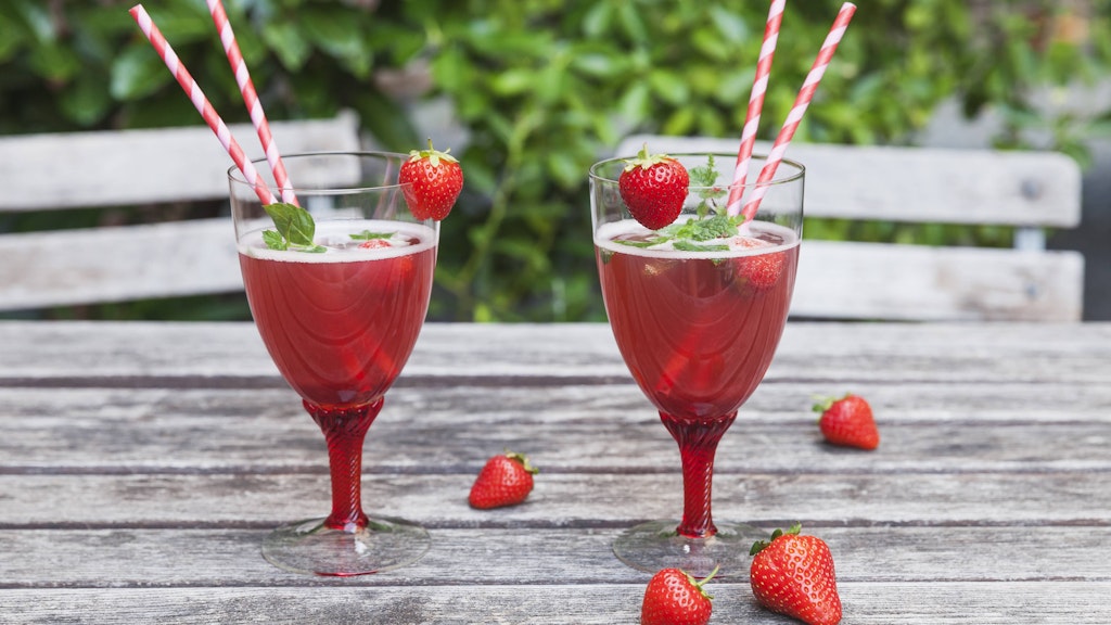 Jetzt zur Erdbeerzeit ist natürlich eine Erdbeerlimonade genau richtig. Die kann man zur Gartenparty auch mit einem Schuss Sekt aufpeppen.