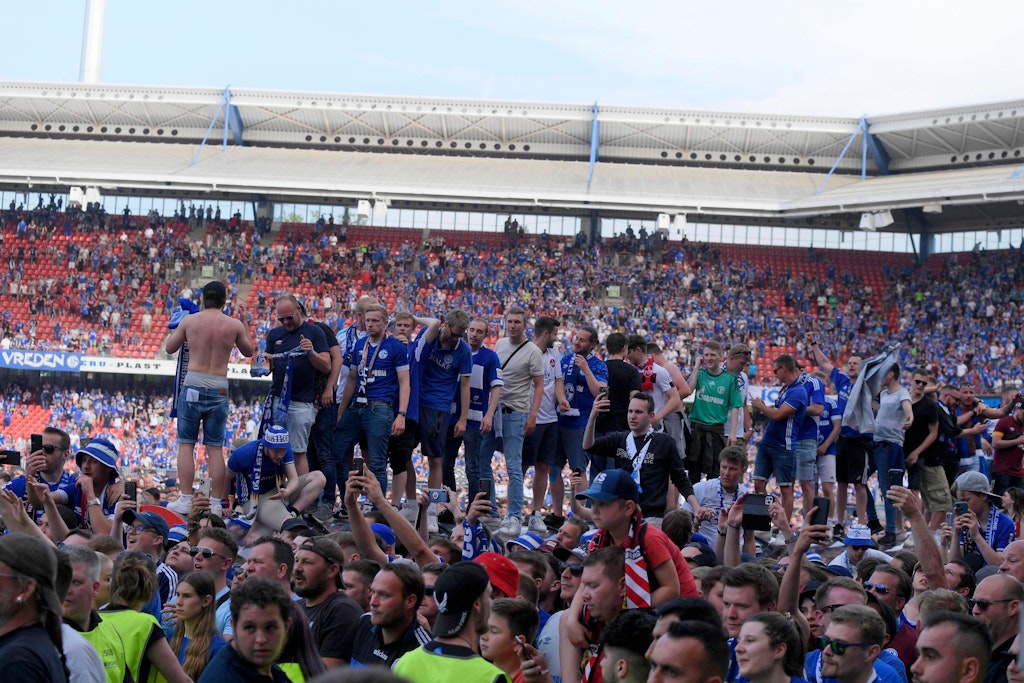 Nach dem Spiel 1.FC Nürnberg - FC Schalke 04 im Max-Morlock-Stadion in Nürnberg stürmten viele Fans den Platz.