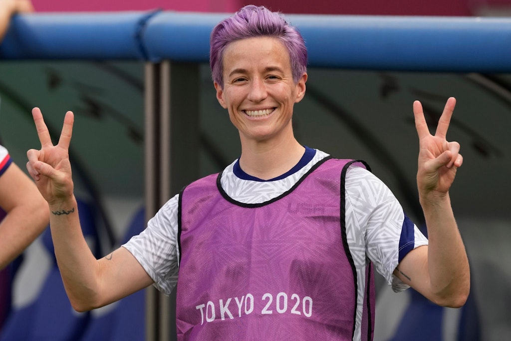 Die US-Fußballerinnen rund um Kapitänin Megan Rapinoe erhalten fortan die gleichen Bezahlungen und Boni wie ihre männlichen Kollegen (Archivbild).