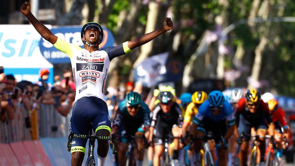 Biniam Girmay jubelt im Ziel der 10. Etappe des Giro d’Italia in Jesi über seinen Sieg.