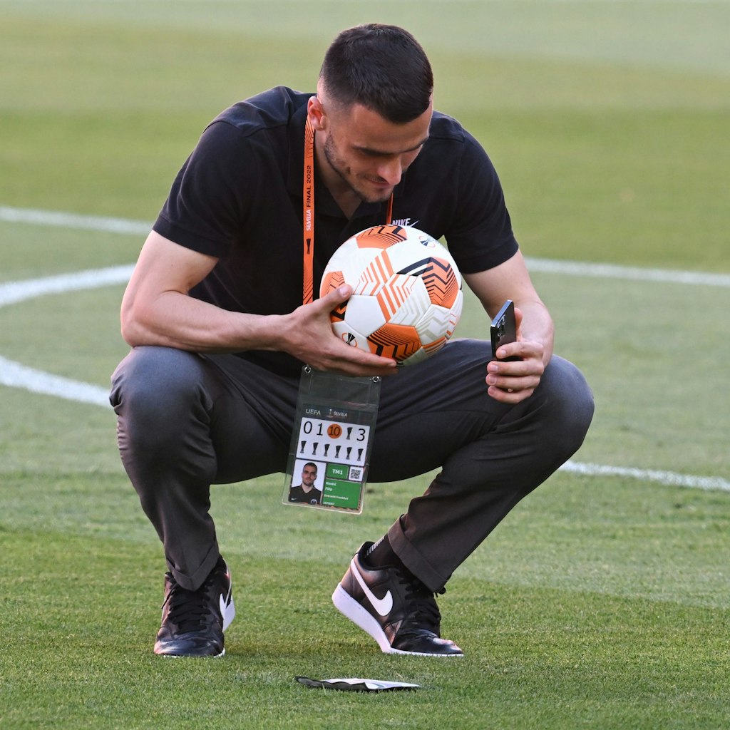 Filip Kostic von Eintracht Frankfurt macht bei der Besichtigung des Rasens in Sevilla ein Selfie.