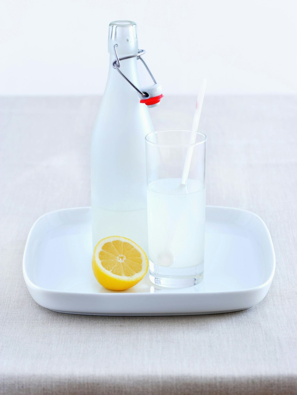 Selbst gemachte Zitronenlimonade in einer hübschen Flasche ist auch ein nettes Mitbringsel fürs Picknick.