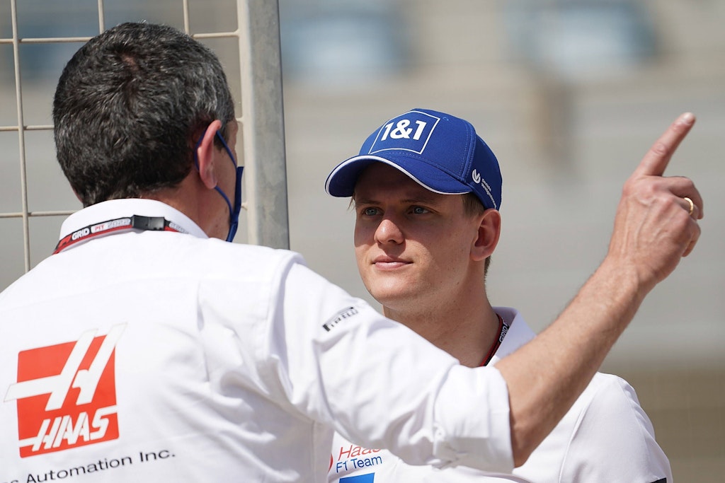 Mick Schumacher hört genau hin, wenn ihm Teamchef Günther Steiner was sagt. Aber kann er die Forderungen auch umsetzen?