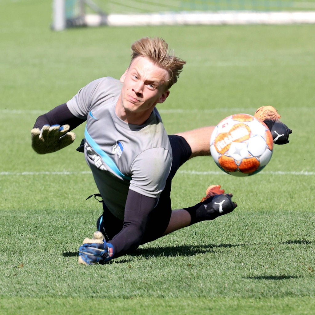 Herthas Ersatzkeeper Oliver Christensen im Training. Er ist bereit für das Relegationsspiel.