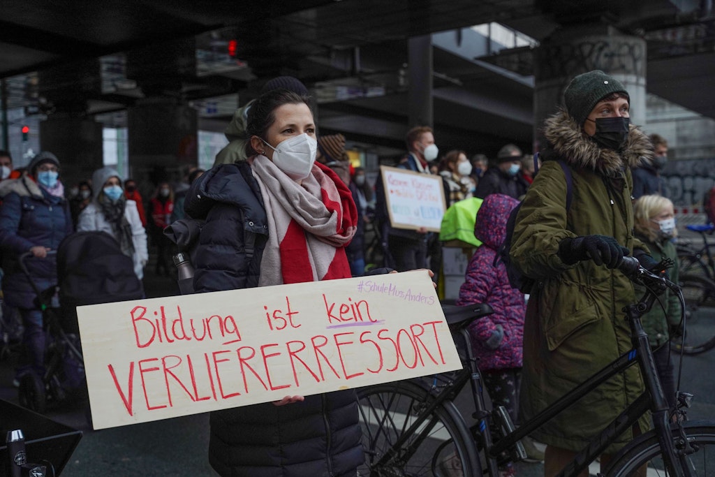 Ein Transparent mit der Aufschrift „Bildung ist kein Verliererressort“ ist bei einer Demonstration der Kampagne „Schule muss anders“ für mehr Personal, Chancengleichheit und echte Teilhabe im Berliner Schulsystem zu sehen.