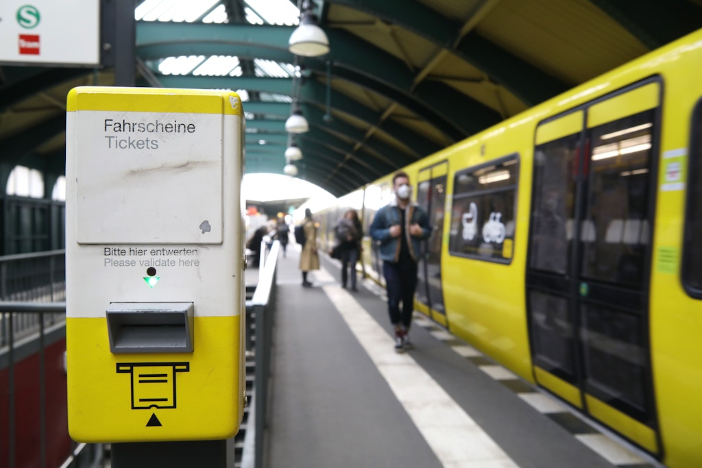 Ticket-Entwerter der BVG auf einem Bahnsteig. Immer mehr Kunden nutzen ein BVG-Abo.