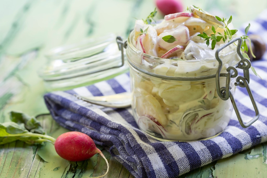 Saftiger Kartoffelsalat mit scharfen Radieschen, knackigen Sprossen und würziger Kresse ist das perfekte Mitbringsel für Picknick und Gartenparty.