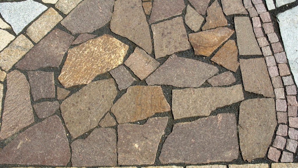 So reinigen Sie Naturpflastersteine am besten.