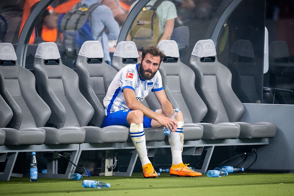 Herthas Mittelfeldspieler Lucas Tousart sitzt alleine nach dem Abpfiff auf der Bank. Ein leerer und enttäuschter Blick. Vorbildlich gekämpft, aber das alleine reicht nicht.