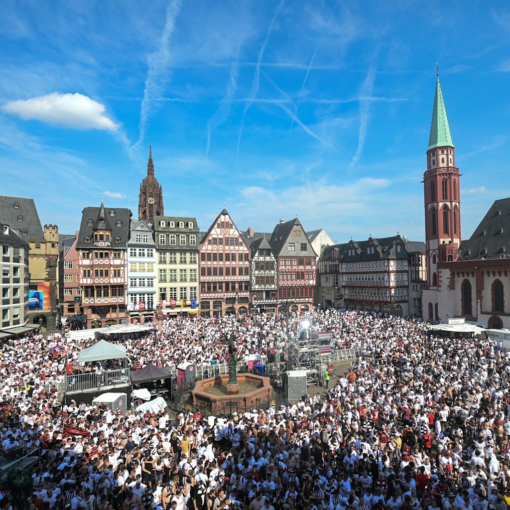 Am Donnerstagnachmittag strömten die Eintracht-Fans zum Frankfurter Römer.