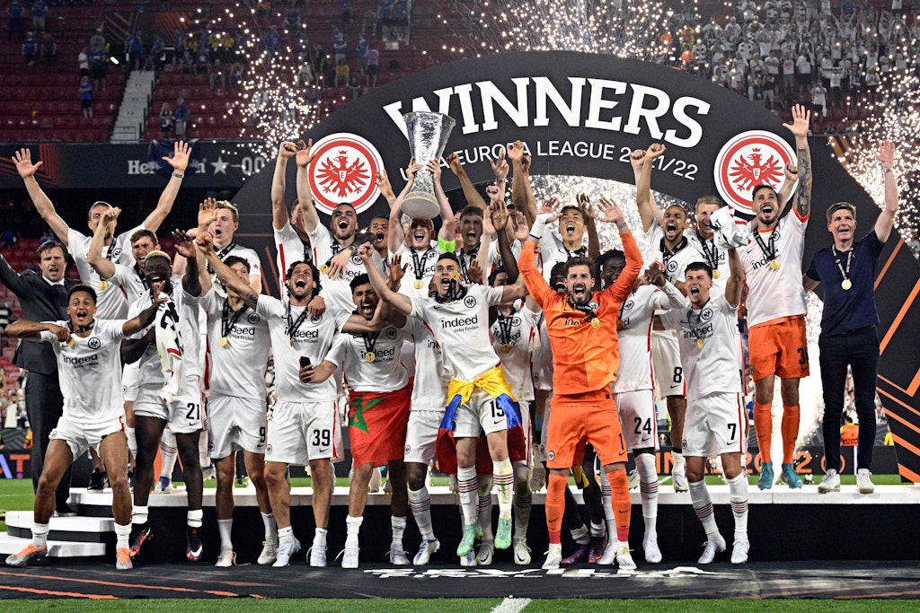 So sehen Sieger aus! Eintracht Frankfurts Spieler haben die Trophäe in der Hand.