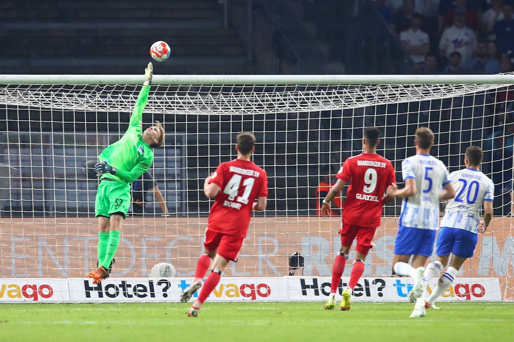 Eine Flanke von Hamburgs Ludovit Reis segelt über Herthas Torwart Oliver Christensen ins Tor. Die Entscheidung im Relegations-Hinspiel. Hertha verliert 0:1.