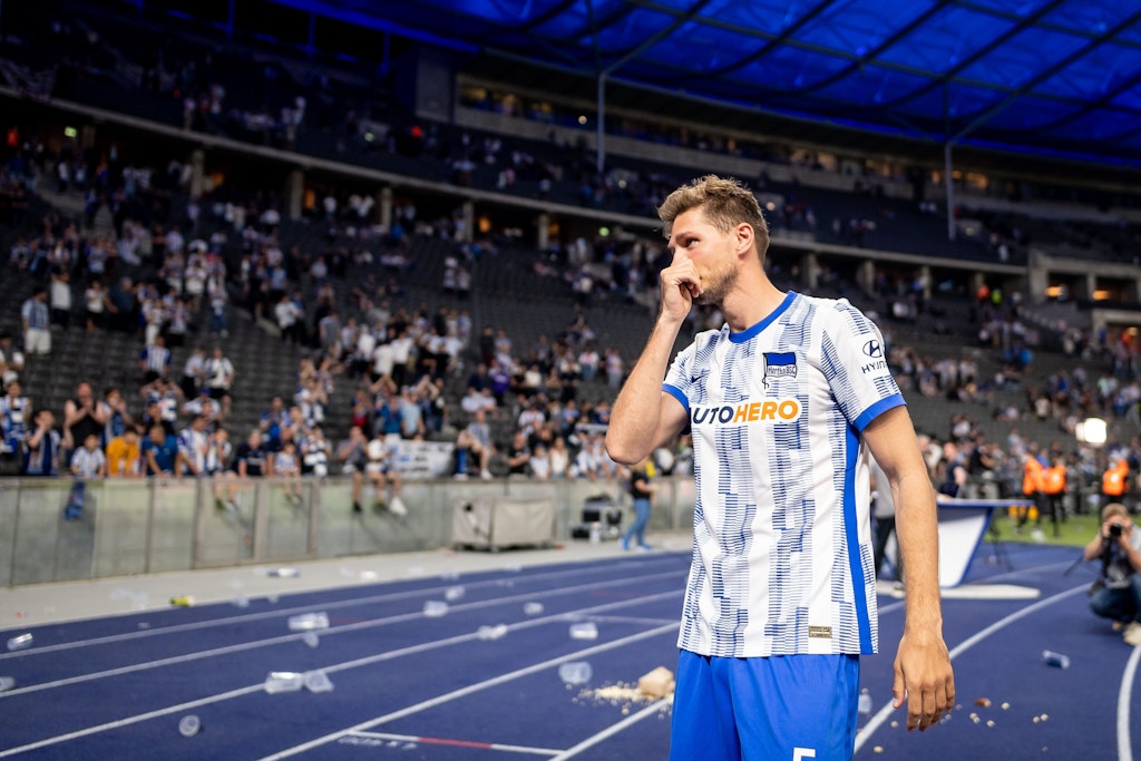 Herthas Niklas Stark ging ein letztes Mal in die Ostkurve und verabschiedete sich nach dem 0:1 gegen den HSV mit Tränen in den Augen von den Fans.