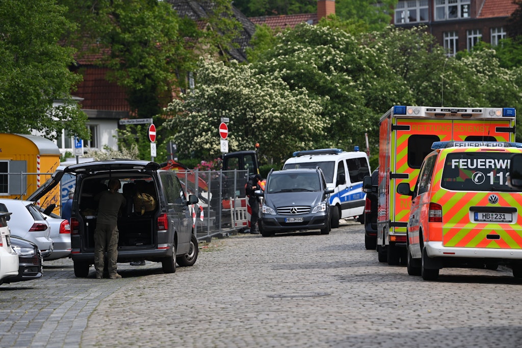 Bremerhaven: Einsatzkräfte stehen in der Nähe einer Schule.