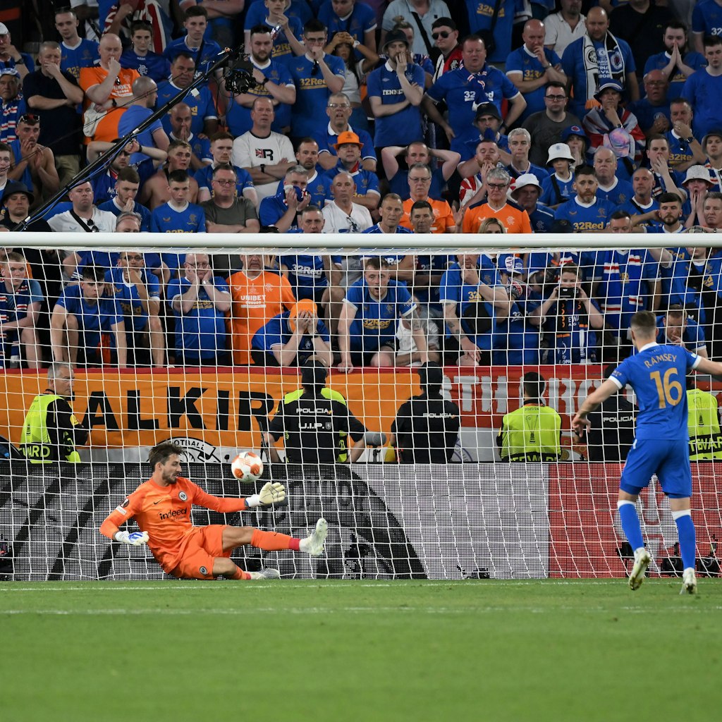 Torwart Kevin Trapp wehrte den Elfmeter von Glasgows Aaron Ramsey mit dem Fuß ab. Das war der Sieg.