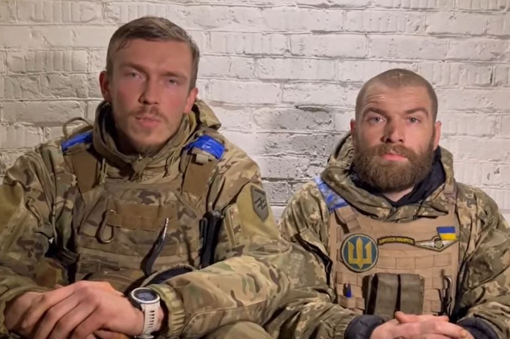 Kommandeur Denys Prokopenko (links) verkündete in einem Video die Aufgabe von Mariupol.