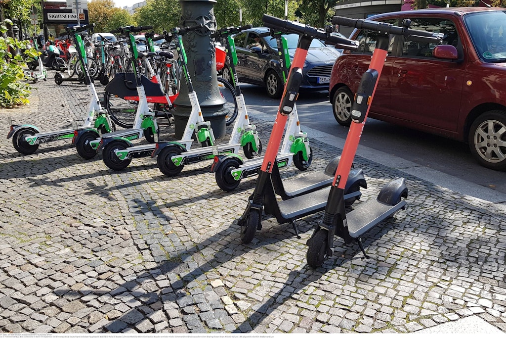 Gehwege werden versperrt, Fußgänger kommen kaum noch vorbei: das E-Roller-Elend von Berlin.