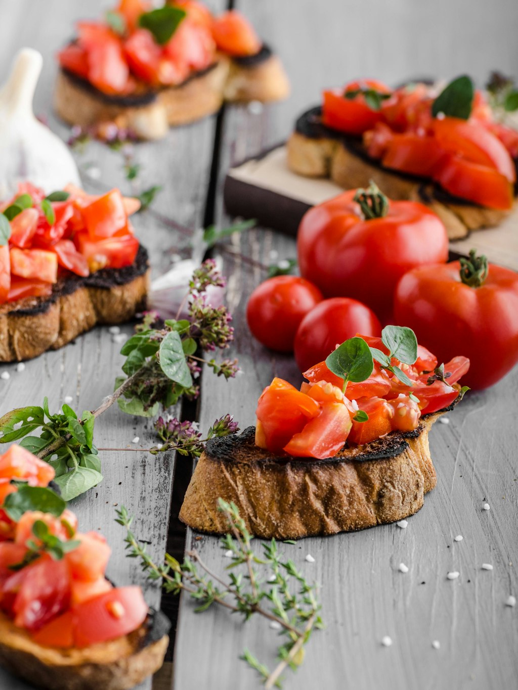 Den italienischen Brot-Klassiker Bruschetta gibt es in verschiedenen Variationen.