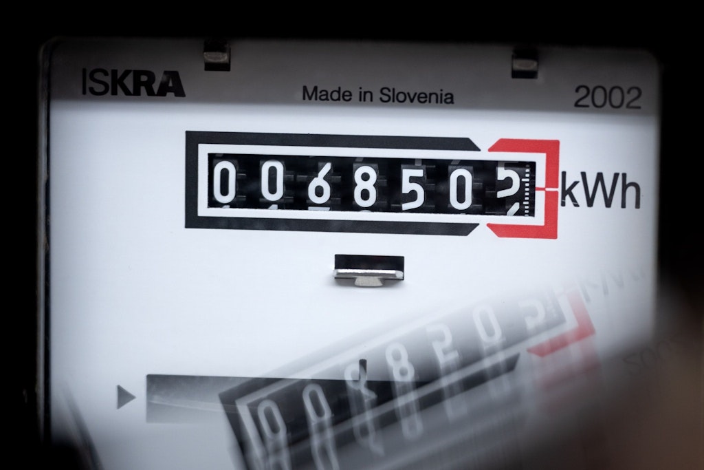 Ein Stromzähler (Modell von 2002) zeigt in einem Mietshaus die verbrauchten Kilowattstunden an.