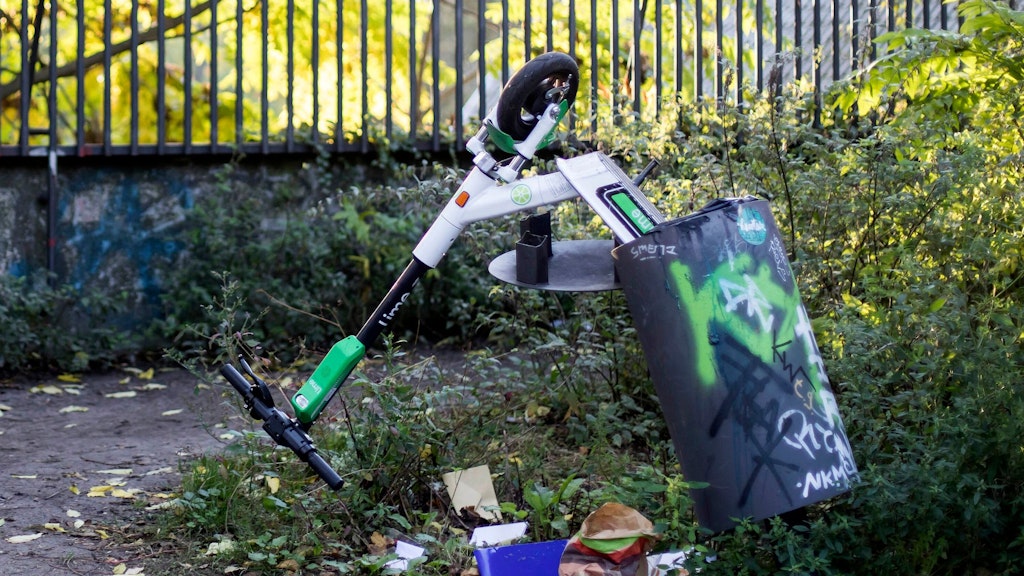Sind Roller gut oder können sie weg? Diesen Lime-Roller haben Vandalen im Papierkorb entsorgt.