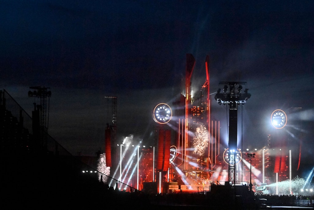 Die Mega-Bühne von Rammstein beim Konzert in Prag. Menschen mit Sehbehinderung dürfen sie bei der Tournee erkunden.
