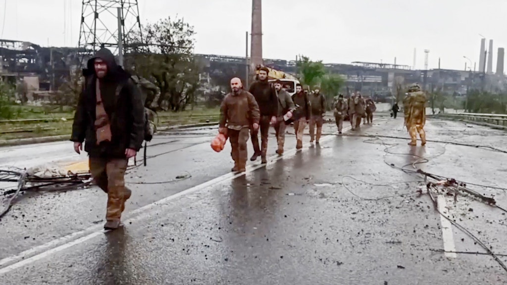 Dieses Foto zeigt angeblich, wie Ukrainer das Stahlwerk-Gelände von Mariupol verlassen und sich ergeben.