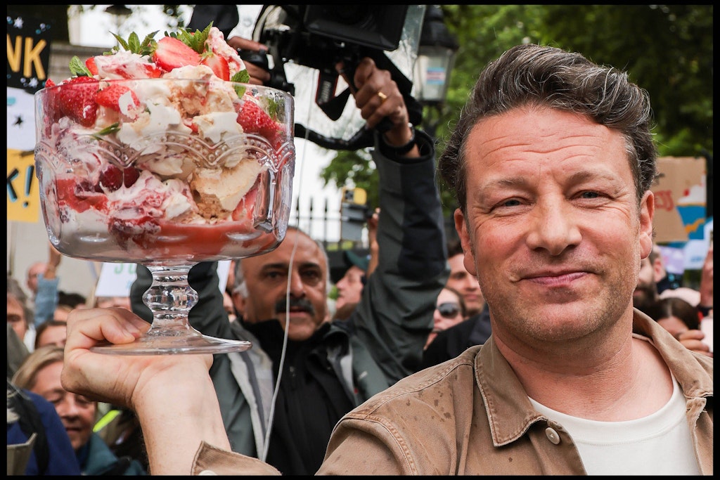 Jamie Oliver mit einer Portion der<a href="https://de.wikipedia.org/wiki/Eton_Mess"> Eton Mess</a>.