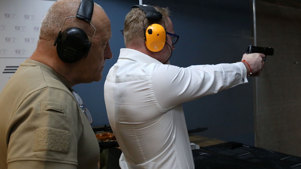 Waffenschein für alle Fälle: Seit Kriegsbeginn möchten immer mehr Polen den Umgang mit der Waffe lernen.