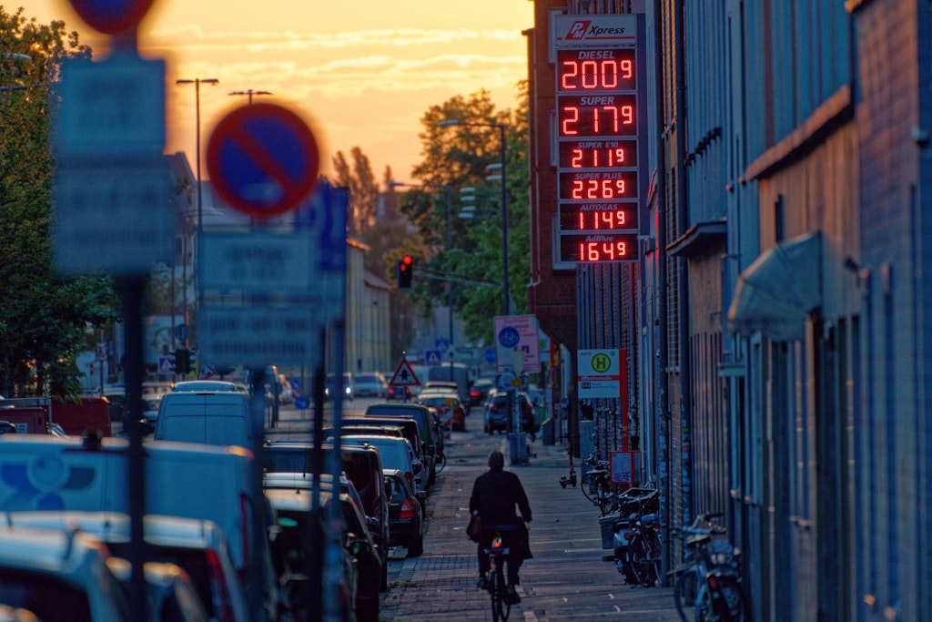 Preise jenseits von Gut und Böse: Die Energieriesen haben kurz vor der Preissenkung den Benzinpreis noch einmal kräftig erhöht.