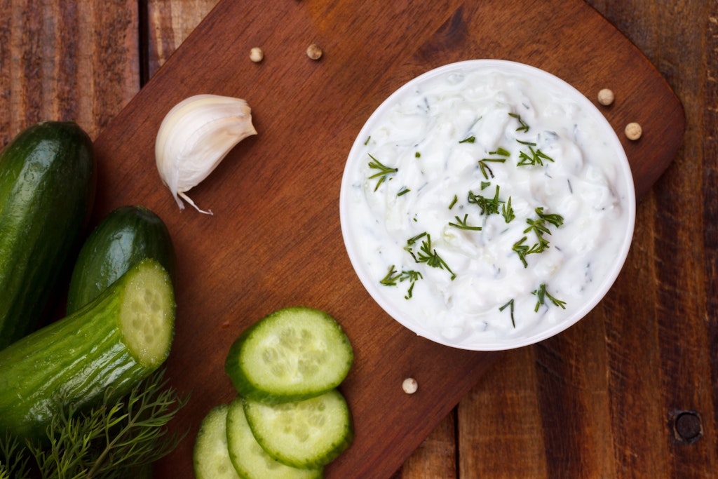 Tsatsiki (oder auch Zaziki) ist ein klassischer griechischer Joghurt-Dip mit Knoblauch. Mit diesem Rezept machen Sie ihn leicht selbst.