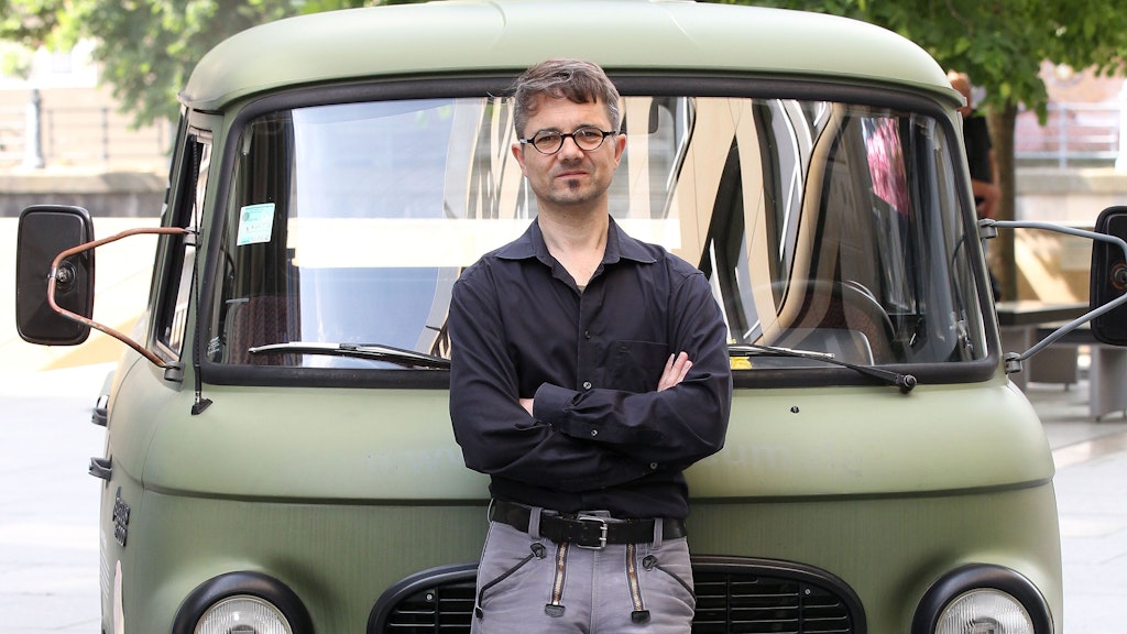 Der Ausstellungsleiter des DDR-Museums, Sören Marotz, liebt Oldtimer und geht zum dritten Mal mit dem Barkas an den Start.