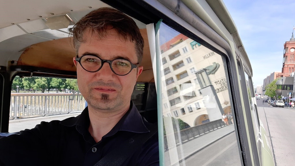 Sören Marotz auf der Spreebrücke im Nikolaiviertel. Der Barkas auf dem Weg nach Chemnitz.