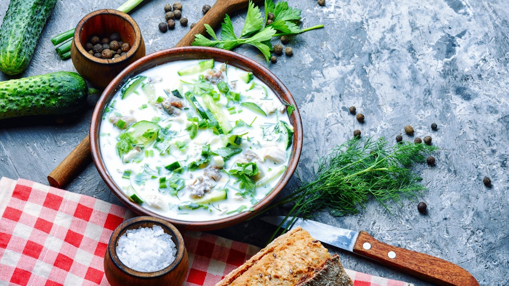 Die kalte Suppe kann auch mit sauren Gurken zubereitet werden. Variieren Sie das Rezept nach Belieben.