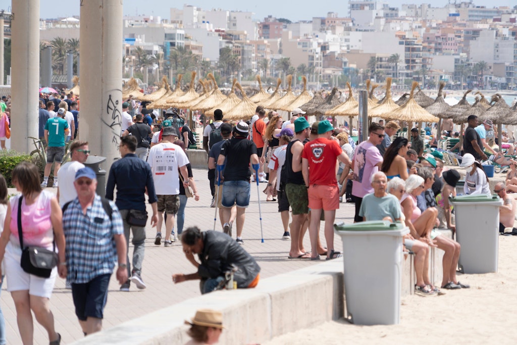 Touristen bevölkern die Ausgehzonen der Balearen-Insel Mallorca im Mai.