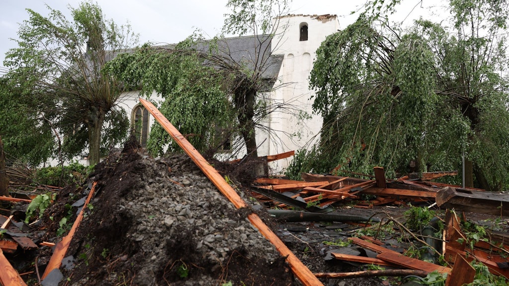Ein Tornado richtet massive Schäden in Hellinghausen bei Lippstadt an. Die Spitze der katholischen Kirche St. Clemens ist zerstört worden.