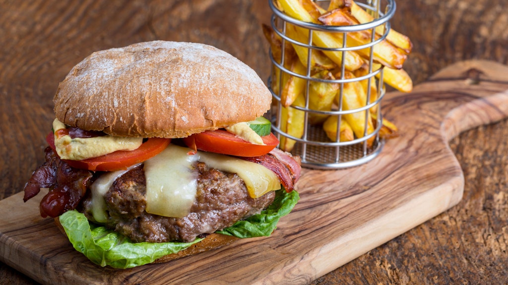 Am besten schmeckt diese Burger-Variante mit einem dunklen Brötchen.
